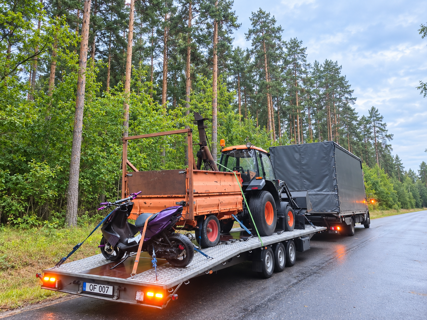 Traktorius, priekaba ir motoroleris, pritvirtinti ant tralo